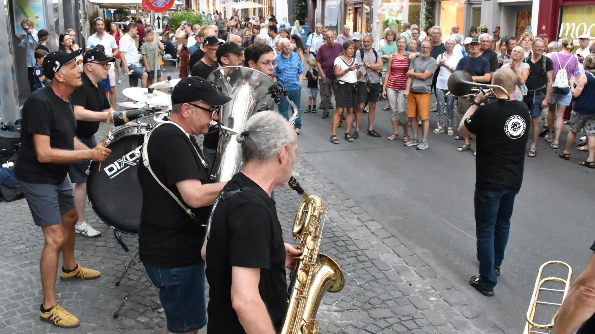 Street Bands zogen das Publikum in Basel hier und dort in ihren Bann.