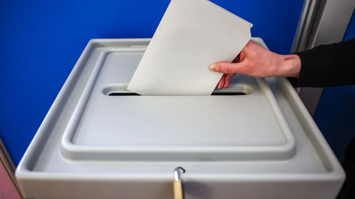 Wahl: ARCHIV - 08.05.2024, Sachsen, Leipzig: Eine Frau wirft einen Stimmzettel in eine Wahlurne. (zu dpa: «MV-Wahl 2026: Wahlbenachrichtigungen werden verschickt») Foto: Jan Woitas/dpa +++ dpa-Bildfunk +++