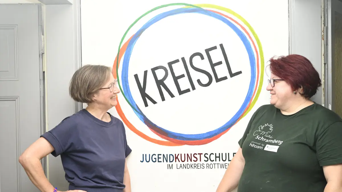 Verena Boos (Leiterin, links) und Nicole Haeger von der Rottweiler Kreiskunstschule Kreisel beichten über die vielfältigen Angebote und Kooperationen, die die "KREISEL"-Arbeit immer wieder spannend machen.
