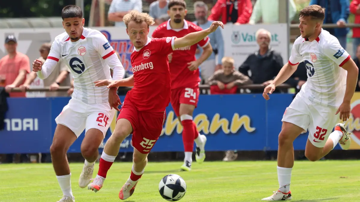 Rico Wuttke (in Rot) traf in der 85. Minute zum 2:2 für den Bahlinger SC in Pforzheim.