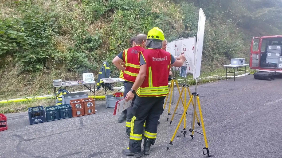 Lagebesprechung beim Einsatz.