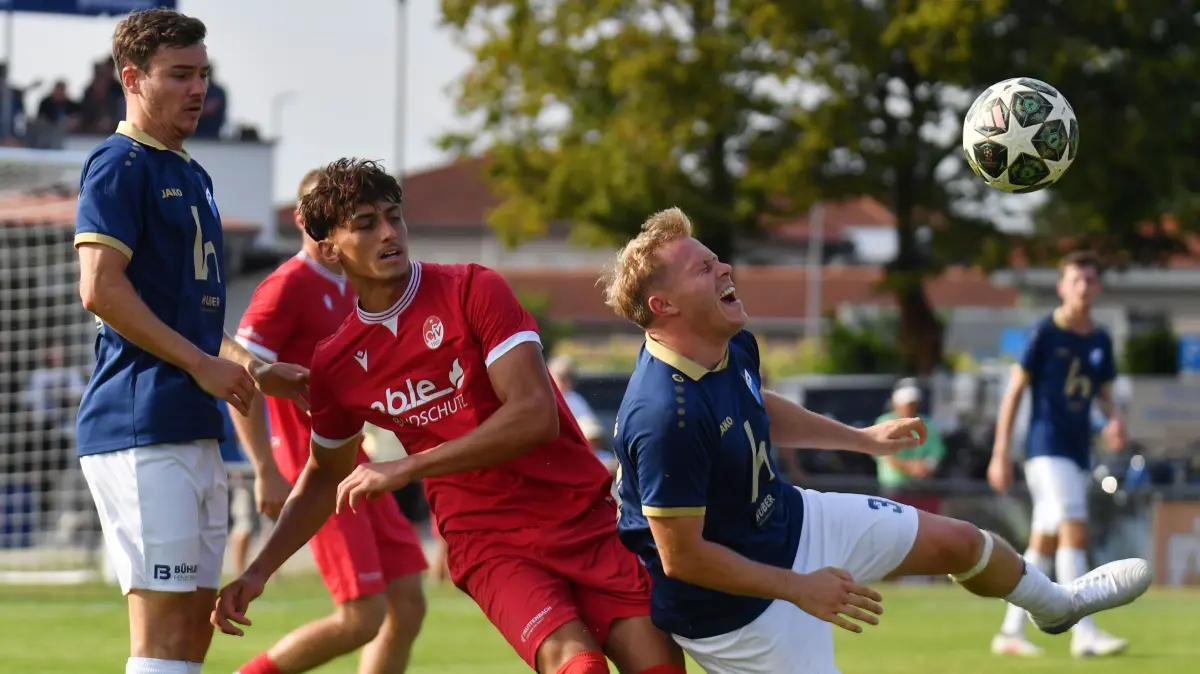 Im Landesliga-Derby schenkten sich der SV Niederschopfheim (in Blau) und der Offenburger FV über 90 Minuten hinweg nichts.