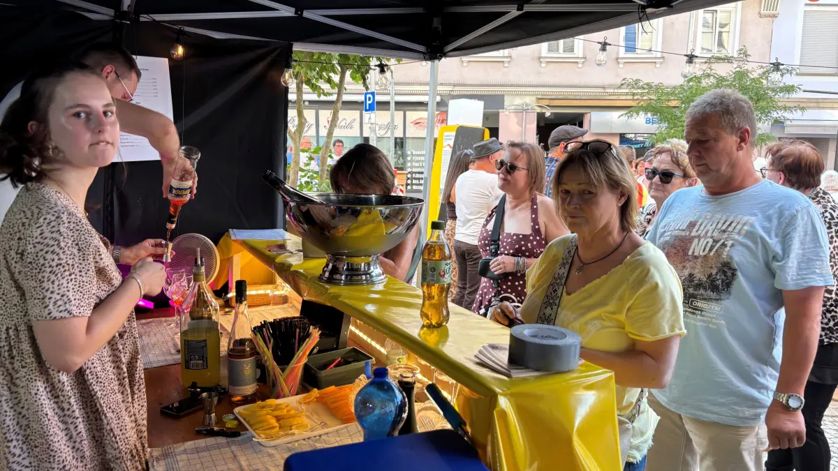 Der Hitzesommer hat am Samstag noch einmal alles gegeben, und entsprechend umlagert war die Getränkeausgabe auf dem Hechinger Marktplatz. Zusmamen mit der ofenfrischen Pizza hatte der Abend mehr als nur einen Hauch vom Tischlein-deck-dich-Markt.