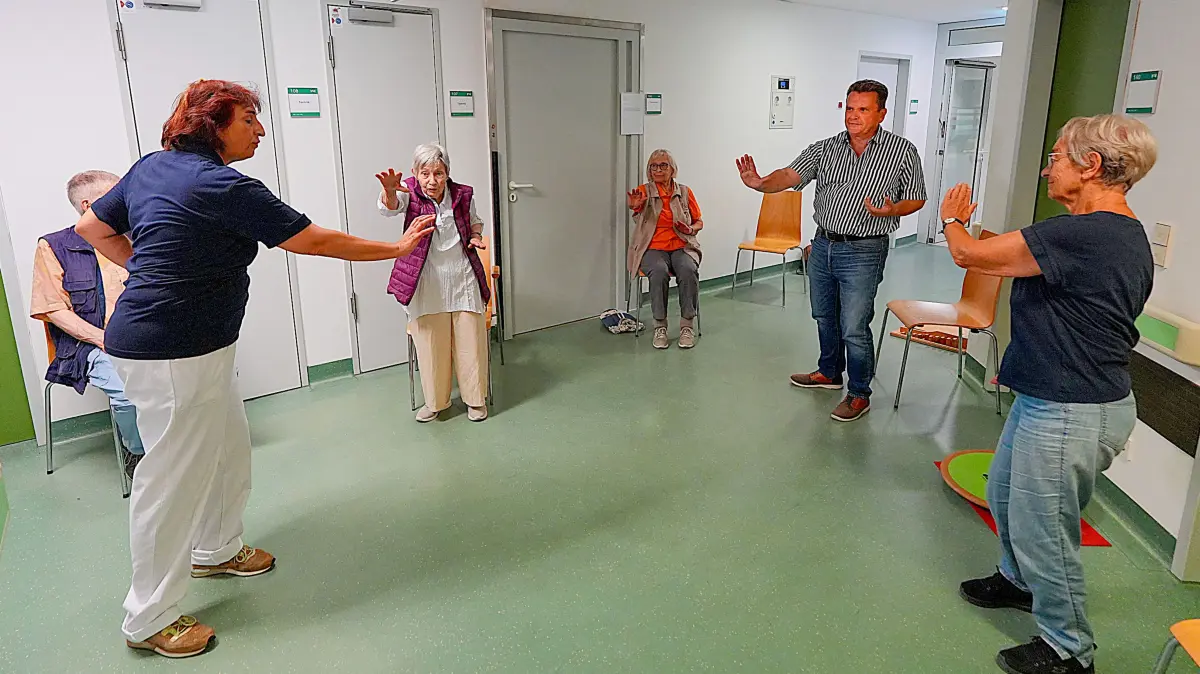 Bürgermeister Zimmermann übt sich im Qi-Gong.