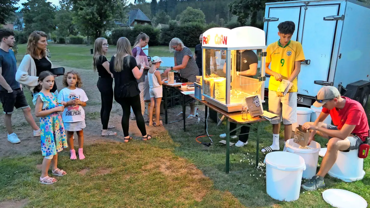 Alle Hände voll zu tun hatten Mitglieder von Stadtverwaltung und Jugendgemeinderat.
