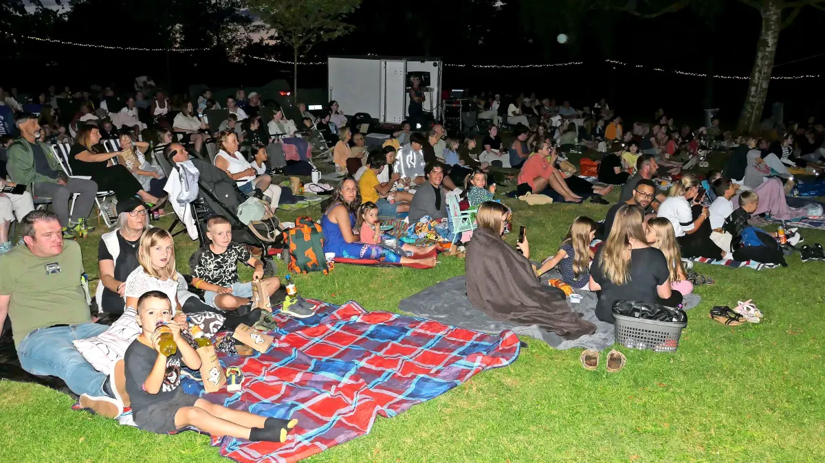 Viele Besucher machten es sich beim Open Air-Kino am Klosterweiher in St. Geogen auf Decken und bequemen Sitzstühlen gemütlich.