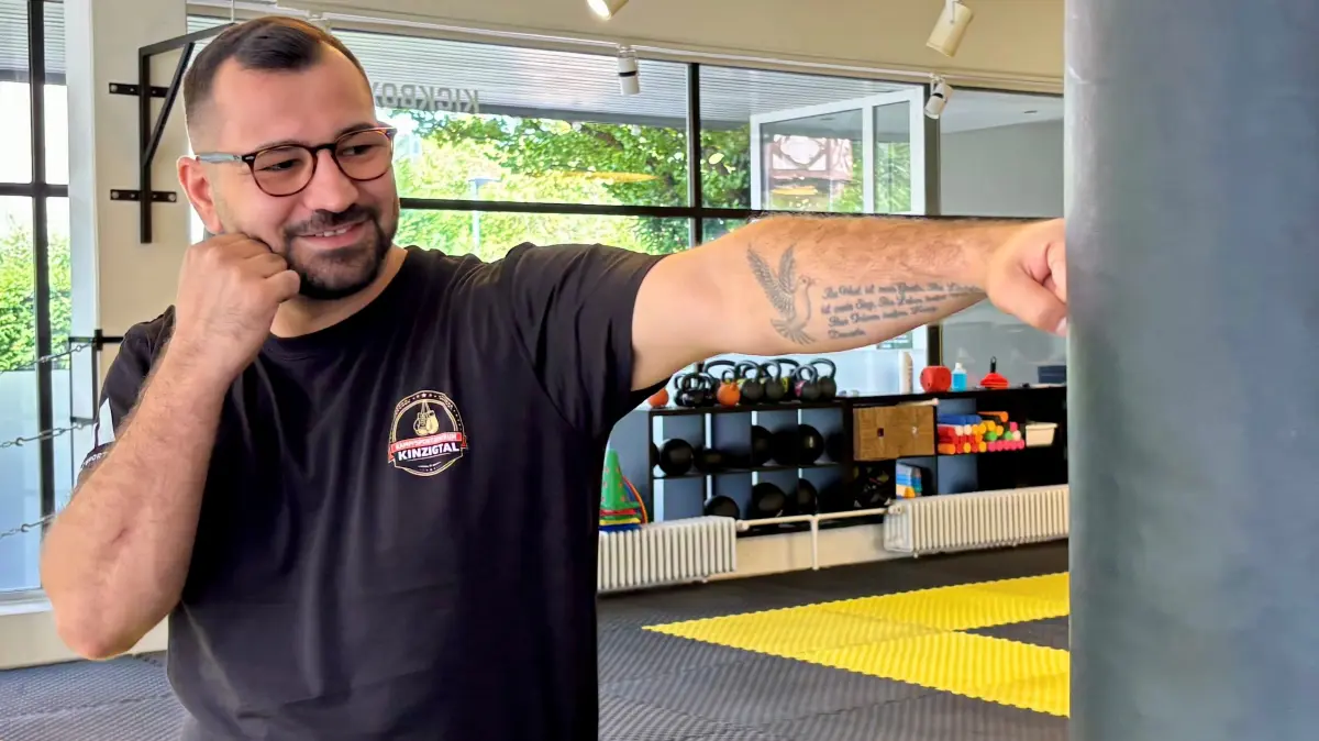 Berhan Keles ist und bleibt der sportliche Leiter des Kampfsportzentrums Kinzigtal, dessen kaufmännische Leitung seine Mutter Daniela Foltzer übernommen hat.