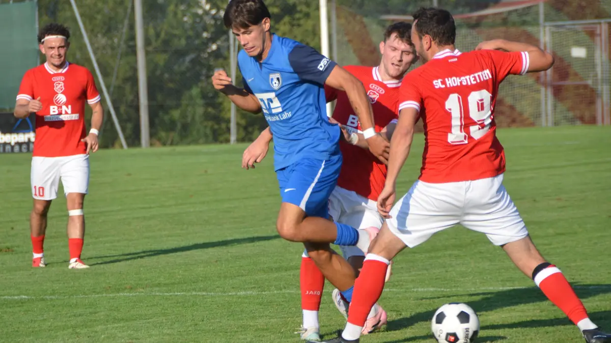 Gegen stark einen stark verteidigenden SC Hofstetten kam der SC Lahr (in Blau) kaum zu gefährlichen Aktionen.