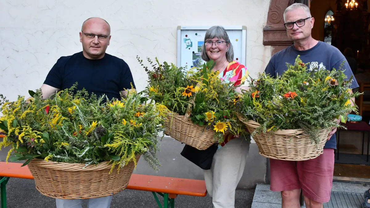 Nach bder Eucharistiefeier wurden die gesegneten Kräuterbüschel verkauft.