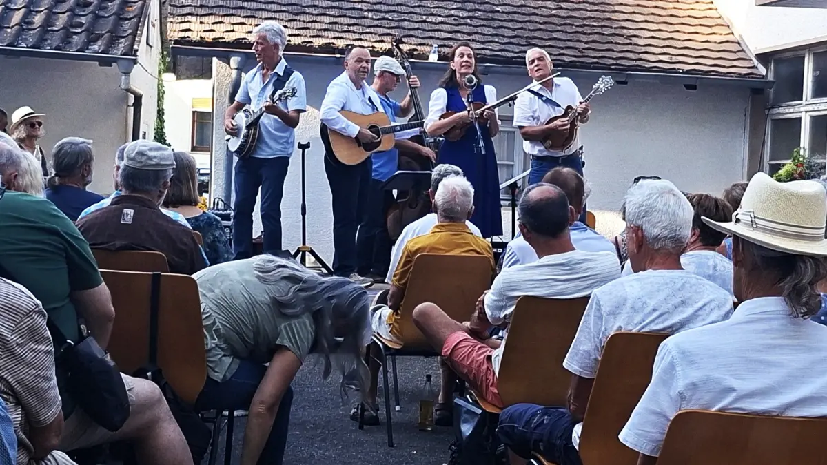Bluegrass Spirit unter der Mitwirkung von Anja Clarissa Gilles ist al Open-Air-Konzert im Eimeldinger Pfarrhof sehr gut angekommen. Vor 20 Jahren gründete sich die Gruppe in Märkt und Eimeldingen.