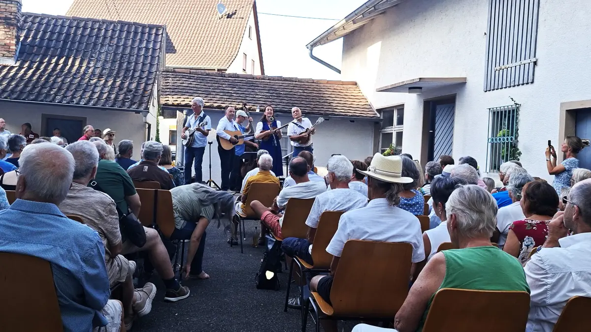 Bluegrass Spirit unter der Mitwirkung von Anja Clarissa Gilles ist al Open-Air-Konzert im Eimeldinger Pfarrhof sehr gut angekommen. Vor 20 Jahren gründete sich die Gruppe in Märkt und Eimeldingen.