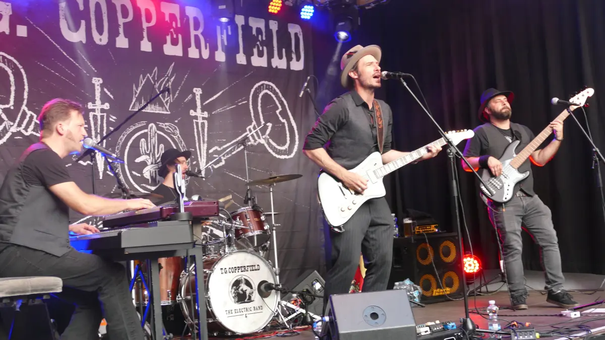 T. G. Copperfield begeistert mit seinem Chrisma als Rock`n`Roller beim Villinger Innenhof-Festival vom ersten Takt an.