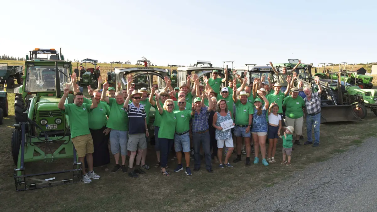 Beim Treffen der Wellendinger Deutz-Freunde konnte Armin Klaiber (erste Reihe, Vierter von rechts) eine Spende an die „Kinderhilfe Ugwaku e.V.“ übergeben, für die seit vielen Jahren der frühere Wellendinger Pfarrer Paul Odoeme erfolgreich tätig ist.