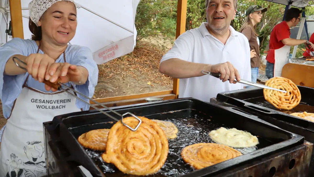 Bei der Herstellung der Strübli (rechts der Küchenchef des Wollbacher Gesangvereins, Dirk Ruppertz)