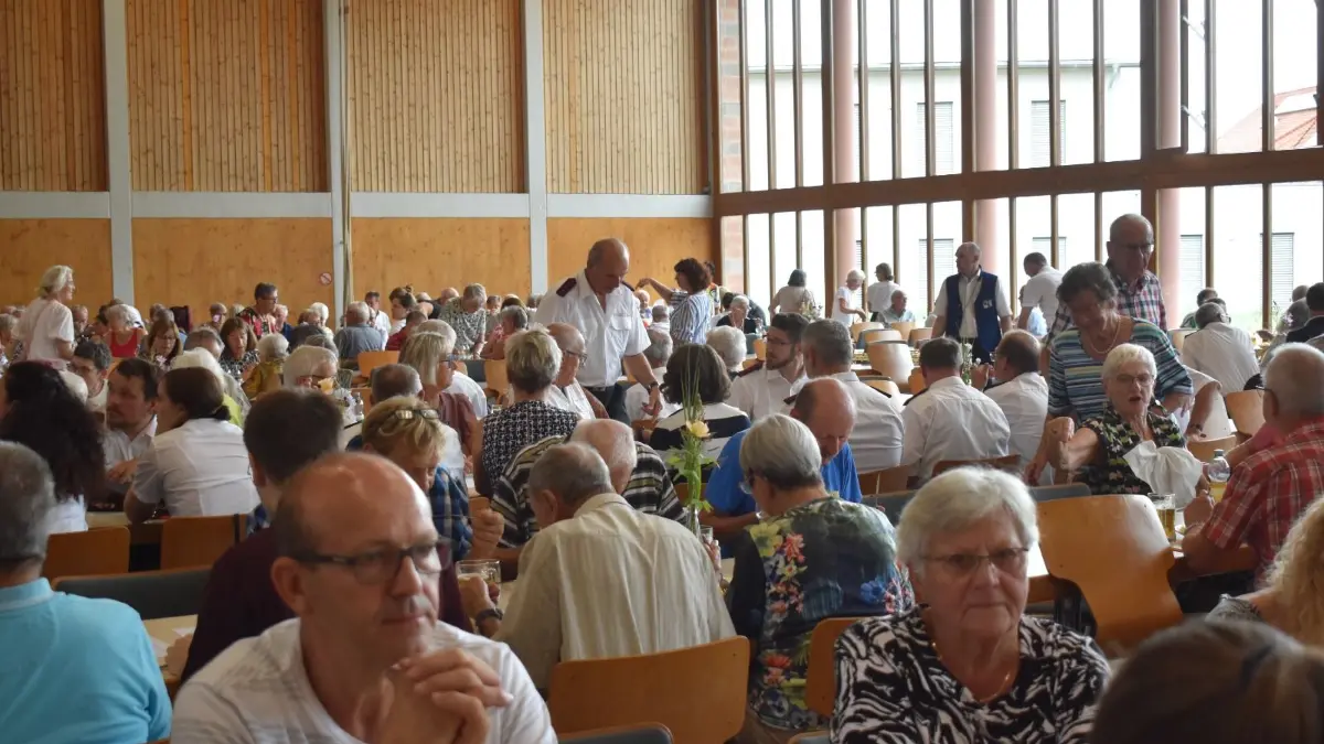 Hunderte Menschen sind zum Schutterner Fest in die Offohalle gekommen.