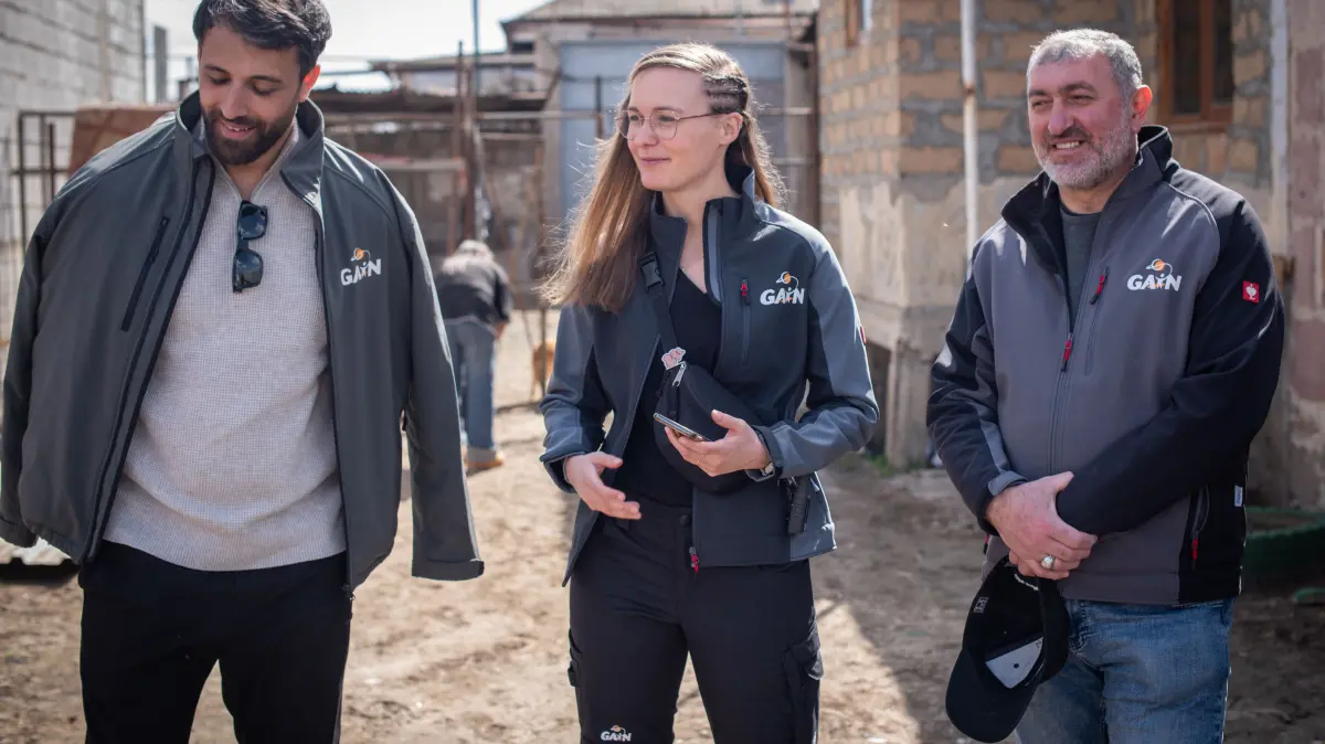 Hauptamtlich arbeitet Verena Röck als Projektkoordinatorin für die Organisation Gain. Hier ist sie für ein Projekt in Armenien tätig. Auf der Aufnahme sieht man sie mit zwei lokalen Mitarbeitern.