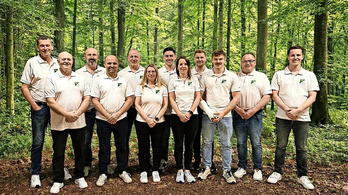 Ein Foto mit dem Vorstand (von links): Andreas Mielenz (2. Vorstand), Udo Trick (Jugendleiter), Christoph Hipp (Beisitzer), Jochen Haas (2. Vorstand), Martin Friedrich ( 1. Vorstand), Angela Bläsi (Schriftführerin), Rene Bossert (Beisitzer), Ann-Katrin Widmaier (Beisitzerin), Manuel Krauter (Kassier), Luca Haas (Beisitzer), Volker Bossert (Abteilungsleiter Fußball) und Manuel Pfau (Beisitzer).
