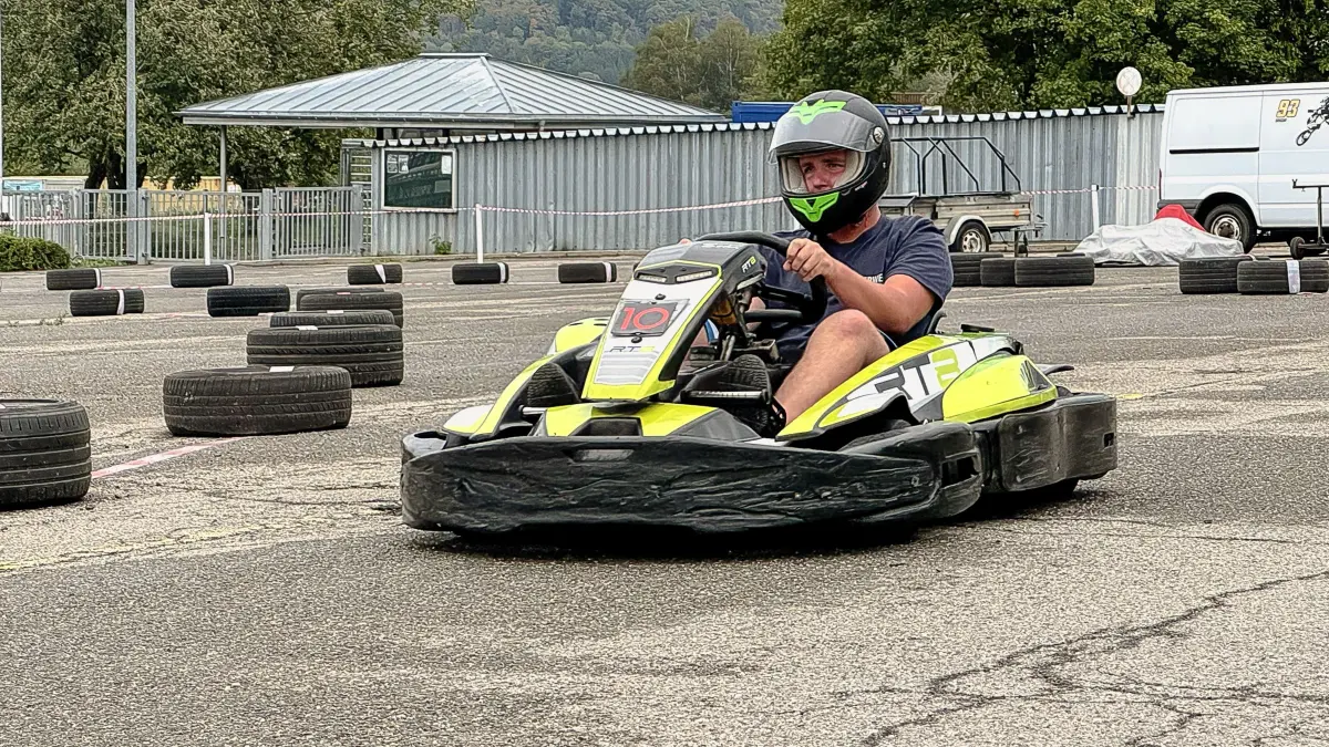 Die teilnehmenden Karts erreichen erstaunliche Geschwindigkeiten bei kleinster Größe.
