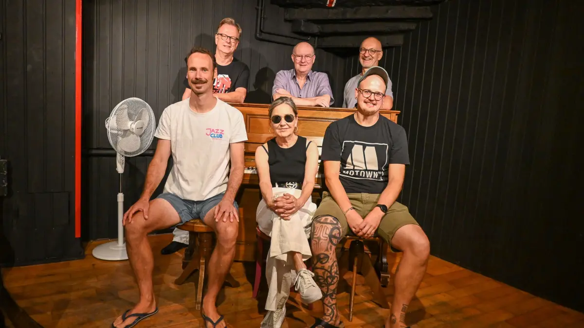 Haben die Bands beim diesjährigen Jazzin' The Black Forest verdoppelt (von links): Benjamin Kaiser, Winfried Hubal, Ulrike Diery, Georg Seiler, Simeon Disch (vorne rechts), Dieter Engesser (hinten rechts).