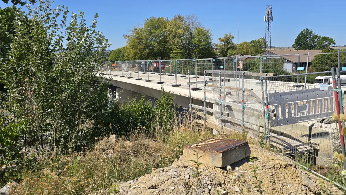 Hier geht gerade nichts mehr: Die Brücke an der A 81, an der ein Stahlträger abstürzte, wird von verschiedenen Stellen ins Visier genommen.