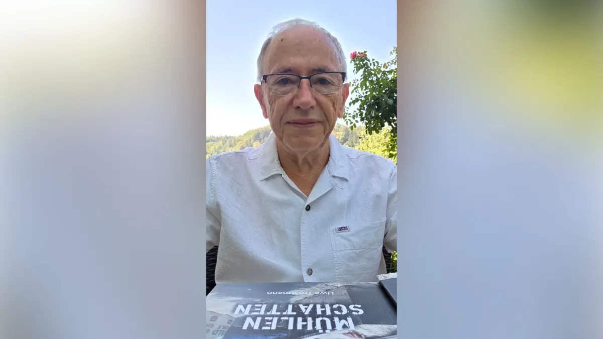 Der Kanderner Autor Uwe Trostmann mit seinem neuesten Buch "Mühlenschatten"
