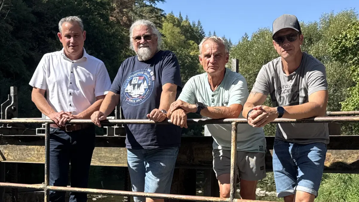 Bürgermeister Dirk Harscher mit den Mitgliedern des Angelsportvereins Schopfheim
