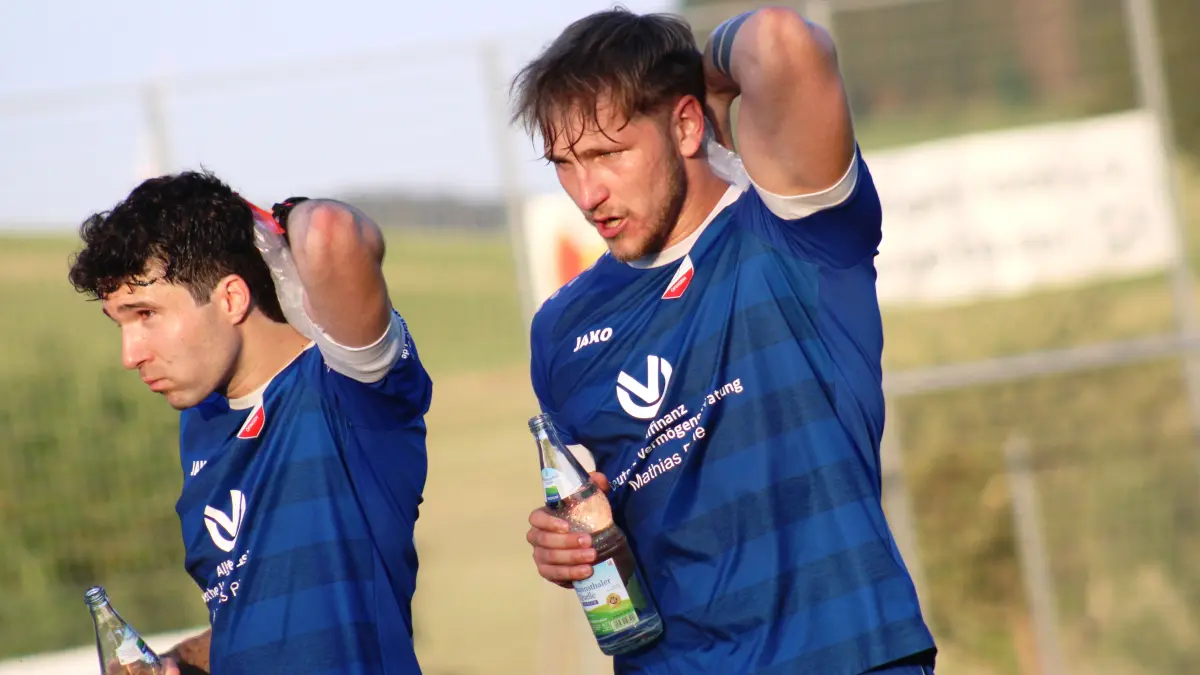 Mit drei Toren sorgte Adrian Riegger (links, danaben Markus Schleicher) für die Aufholjagd der SG Oberbaldingen-Öfingen in Hölzlebruck mit einem 5:3-Sieg nach 0:3-Rückstand.