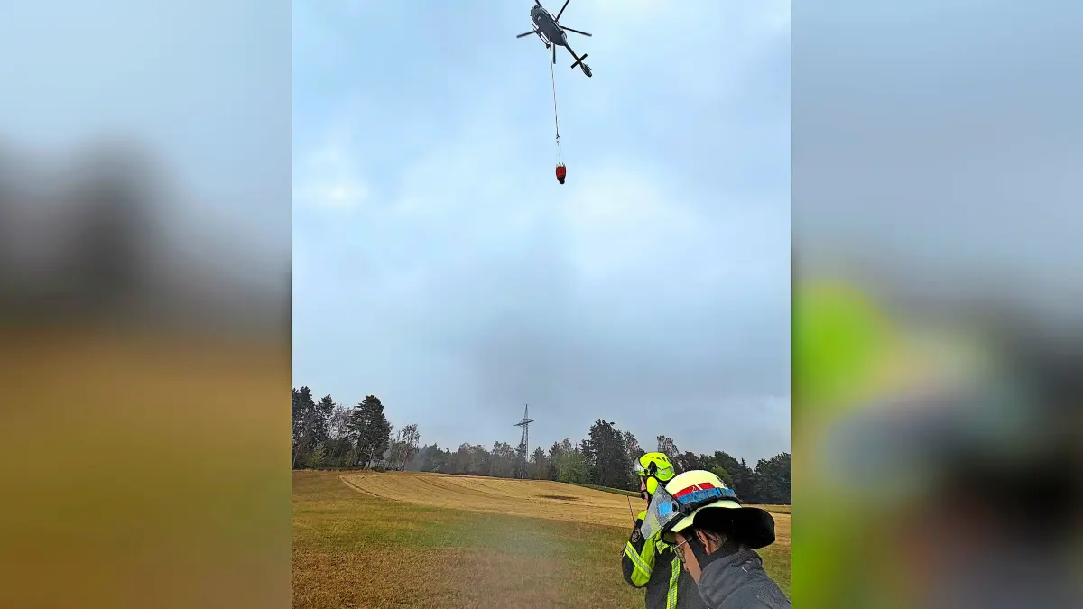 Im Nu kam der Hubschrauber zurück, wurde wieder befüllt - und schon ging es zum nächsten Abwurf von Löschwasser.