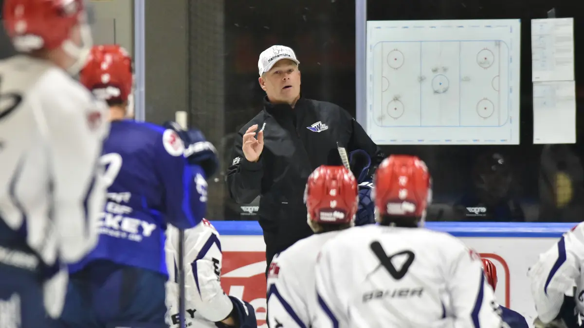 Wild-Wings-Headcoach Steve Walker beginnt dieser Tage damit, seine Schützlinge auf die neue DEL-Saison vorzubereiten.
