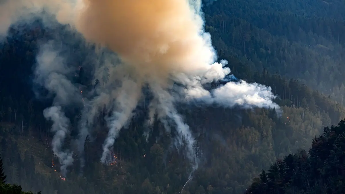 Auch am Morgen nach dem Ausbruch ist der Waldbrand in Schramberg noch nicht unter Kontrolle.