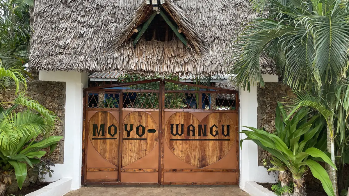 Moyo Wangu steht am Eingangstor zum Gelände rund um das Gemeindezentrum im afrikanischen Msumarini. Es bedeutet "Mit dem Herzen", was der Kern der Projekte zur Selbsthilfe ist, die Andrea Wikmann in diesem Dorf umsetzt.