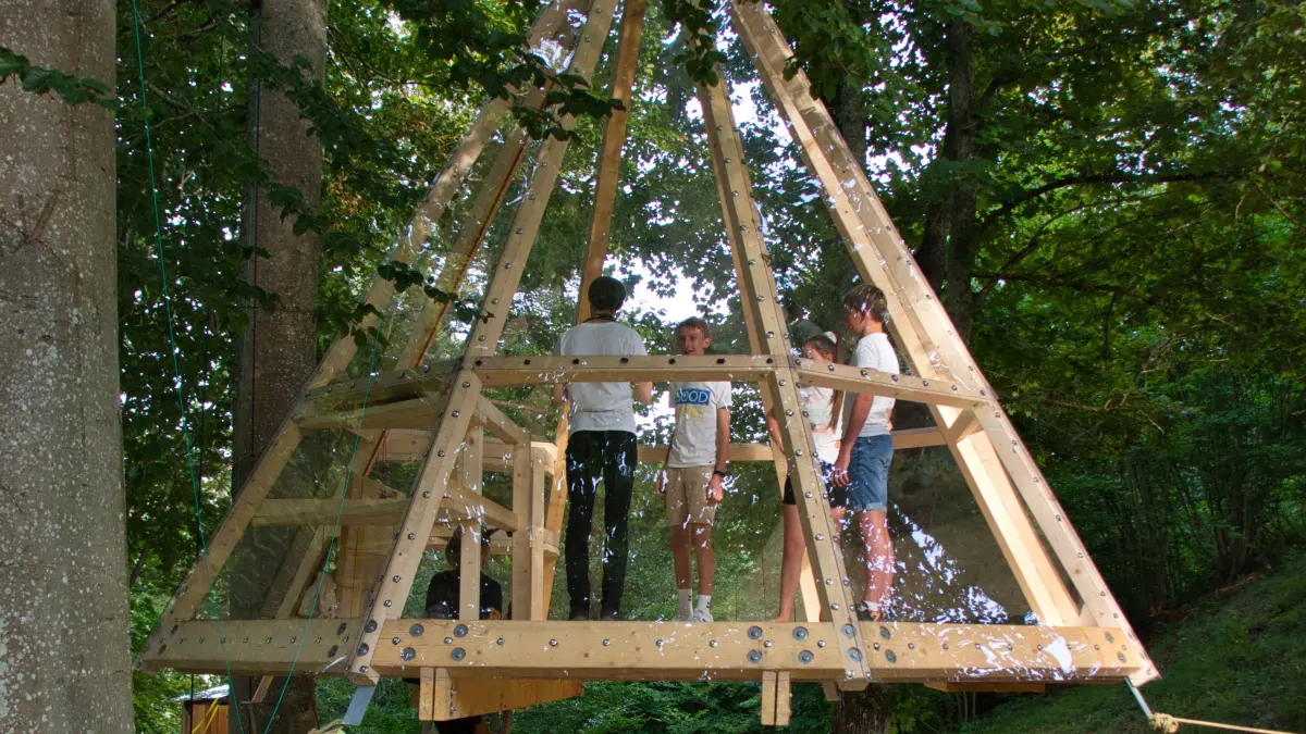 Im Baumhaus haben Gäste einen Rundumblick in die Natur.