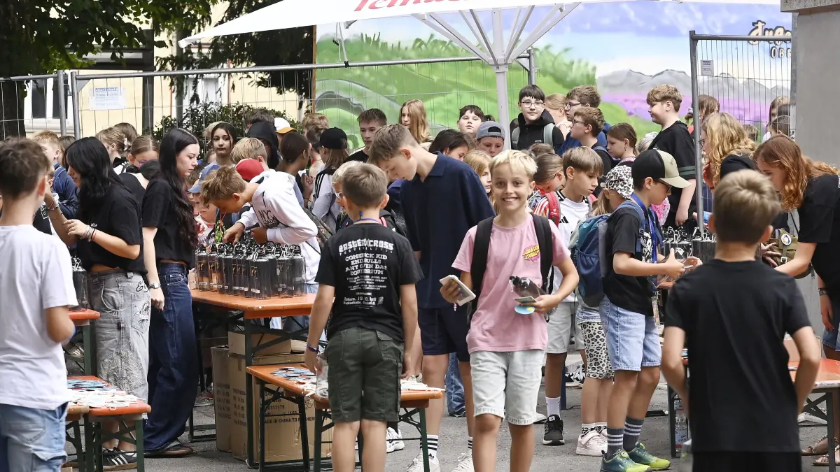 187 Kinder beleben ab 17. August 2026 die Spielstadt in Oberndorf. Um 9.15 Uhr entern sie das "Okidorf".