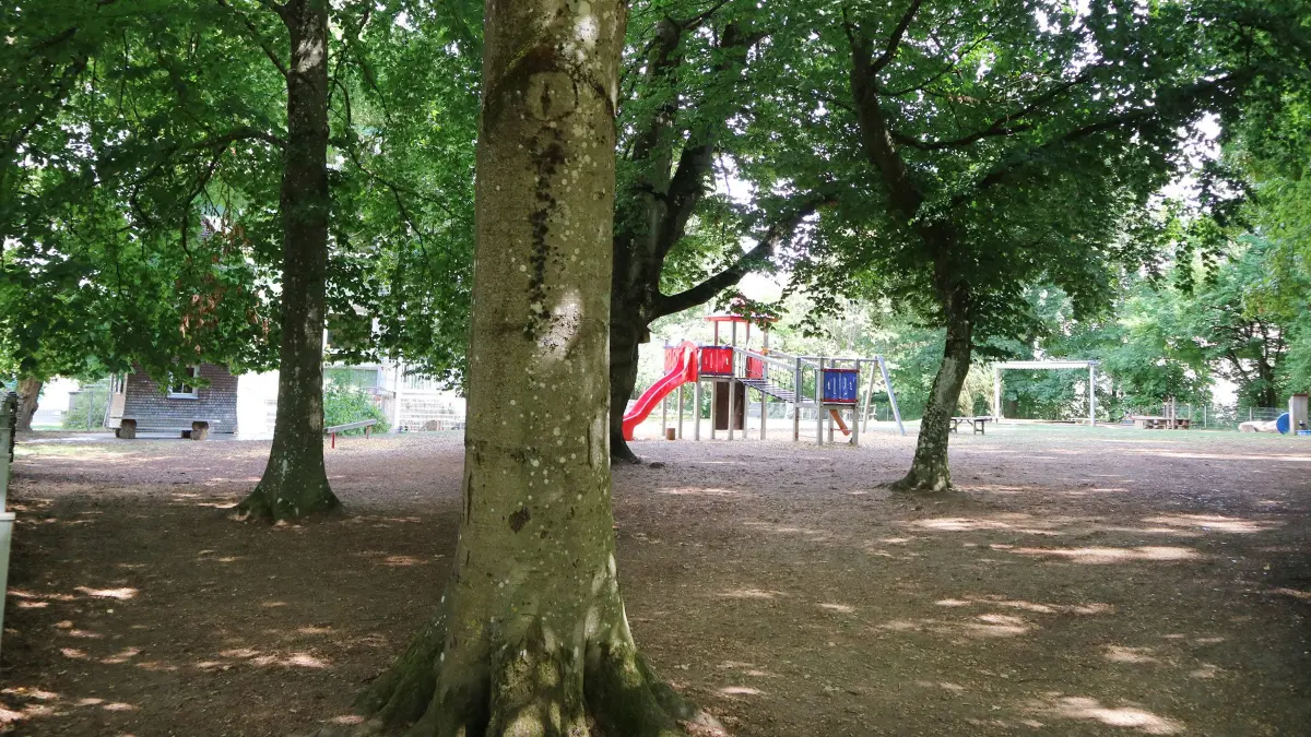 Im Himmelreichgarten gibts Schatten und Kühle durch alte Bäume, im neuen Kindergarten auf dem Dach des REWE stattdessen ein Vordach und Sonnensegel.