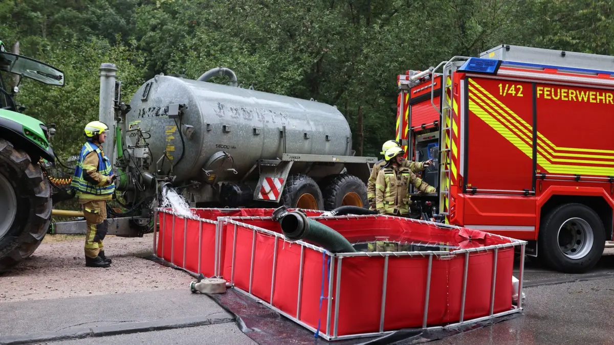Waldbrand bei Schramberg: 17.08.2026, Baden-Württemberg, Schramberg: Die Feuerwehr kämpft gegen einen Waldbrand an einem steilen Hang nahe Schramberg im Landkreis Rottweil. Die Flammen am Hang würden von drei Seiten bekämpft. Dadurch habe bislang verhindert werden können, dass sich der Brand vor allem in Richtung eines angrenzenden Wohngebiets ausbreite. Foto: Philipp von Ditfurth/dpa +++ dpa-Bildfunk +++