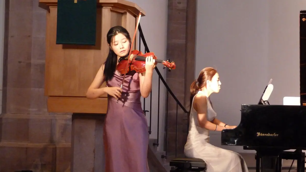 Die Bratschistin Yuyu Zhao und die Kurs-Korrepetitorin Eunji Ryu-Sigfridsson (Klavier) zogen im Finale des Konzerts für Viola von William Walton die ganze Aufmerksamkeit der Zuhörer auch sich.