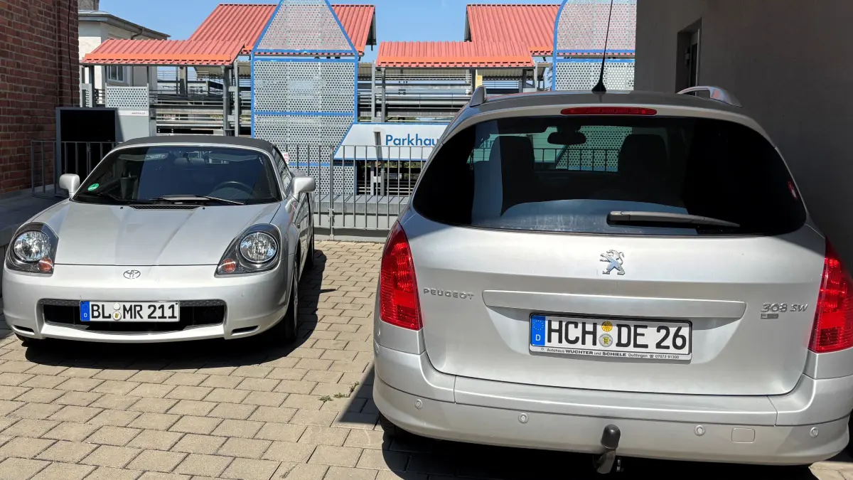 Zwei Silberlinge mit verschiedenen Kennzeichen, aber beide daheim im Zollernalbkreis. Wer mit HCH am Auto herumfährt, findet das prima. Der übergroßen BL-Mehrheit dürfte das einerlei sein.