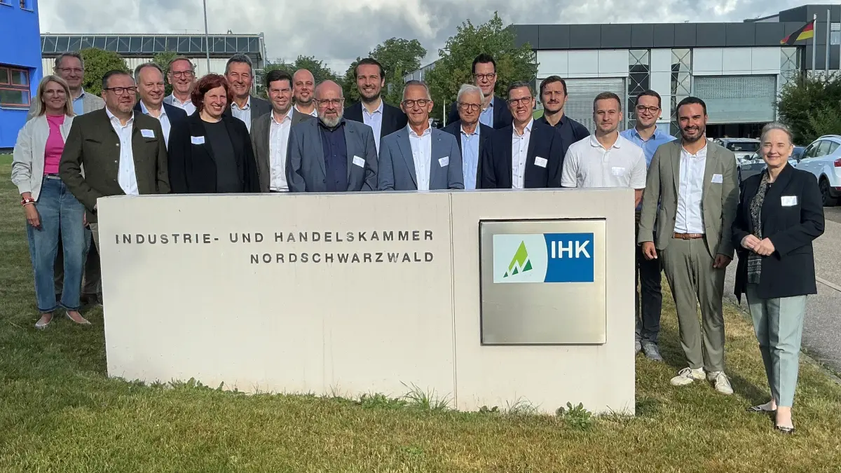 Die Teilnehmer des Unternehmerfrühstücks zusammen mit Oberbürgermeister Adrian Sonder (Mitte) und IHK-Geschäftsführerin Tanja Traub (rechts).
