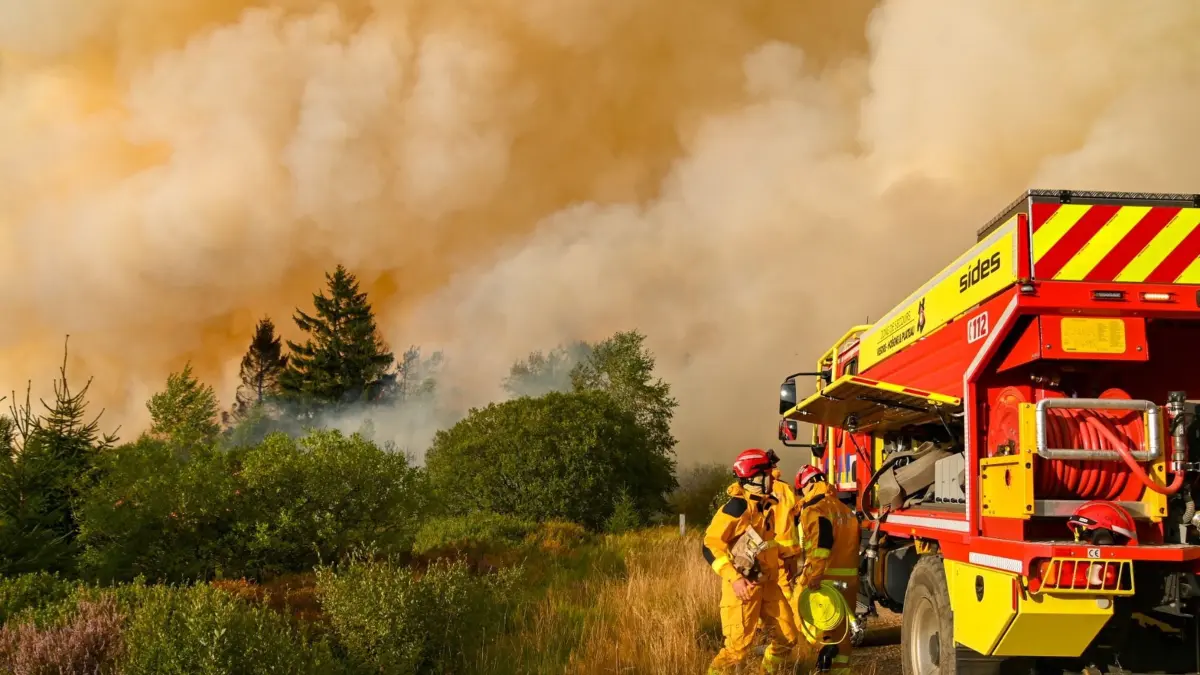 Waldbrand im Hohen Venn - Waimes: HANDOUT - 17.08.2026, Belgien, Waimes: Das von VHP zur Verfügung gestellte Foto zeigt Feuerwehrleute im Einsatz beim Großbrand im Naturschutzgebiet Hohes Venn (Hautes Fagnes). Foto: -/Images VHP via Belga/dpa - ACHTUNG: Nur zur redaktionellen Verwendung im Zusammenhang mit der aktuellen Berichterstattung und nur mit vollständiger Nennung des vorstehenden Credits +++ dpa-Bildfunk +++