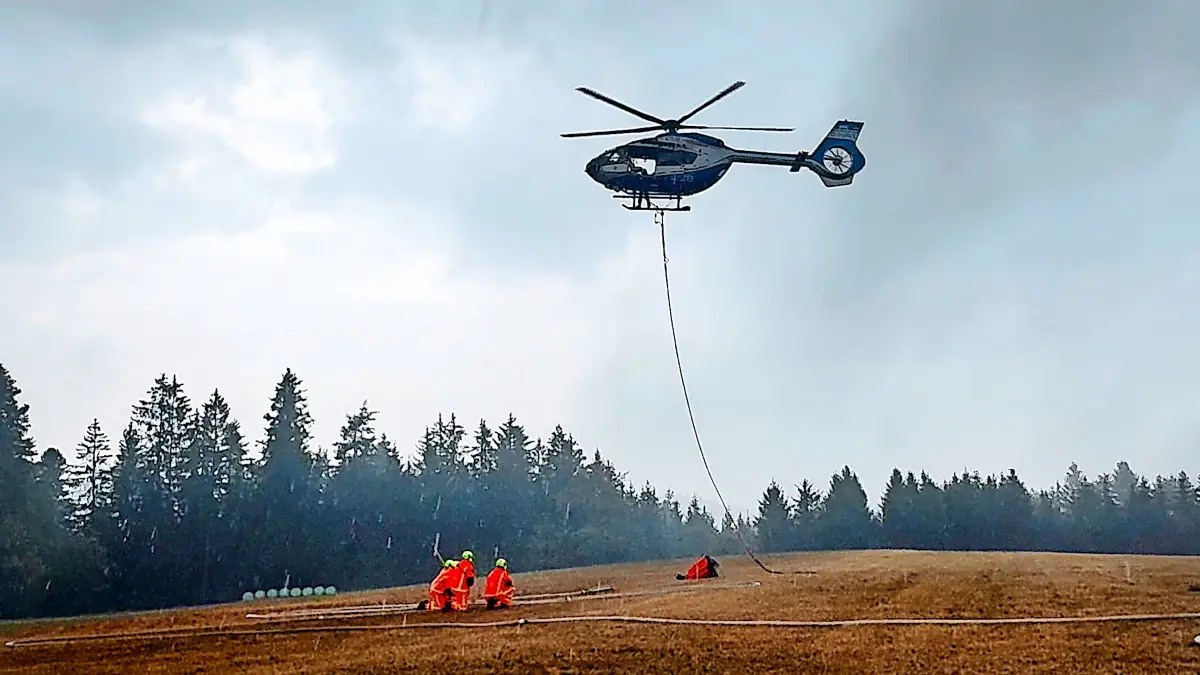 Das Zusammenspiel zwischen Flughelfergruppe am Boden, den Piloten sowie dem Operateur auf der Kufe des Hubschraubers lief wie am Schnürchen.