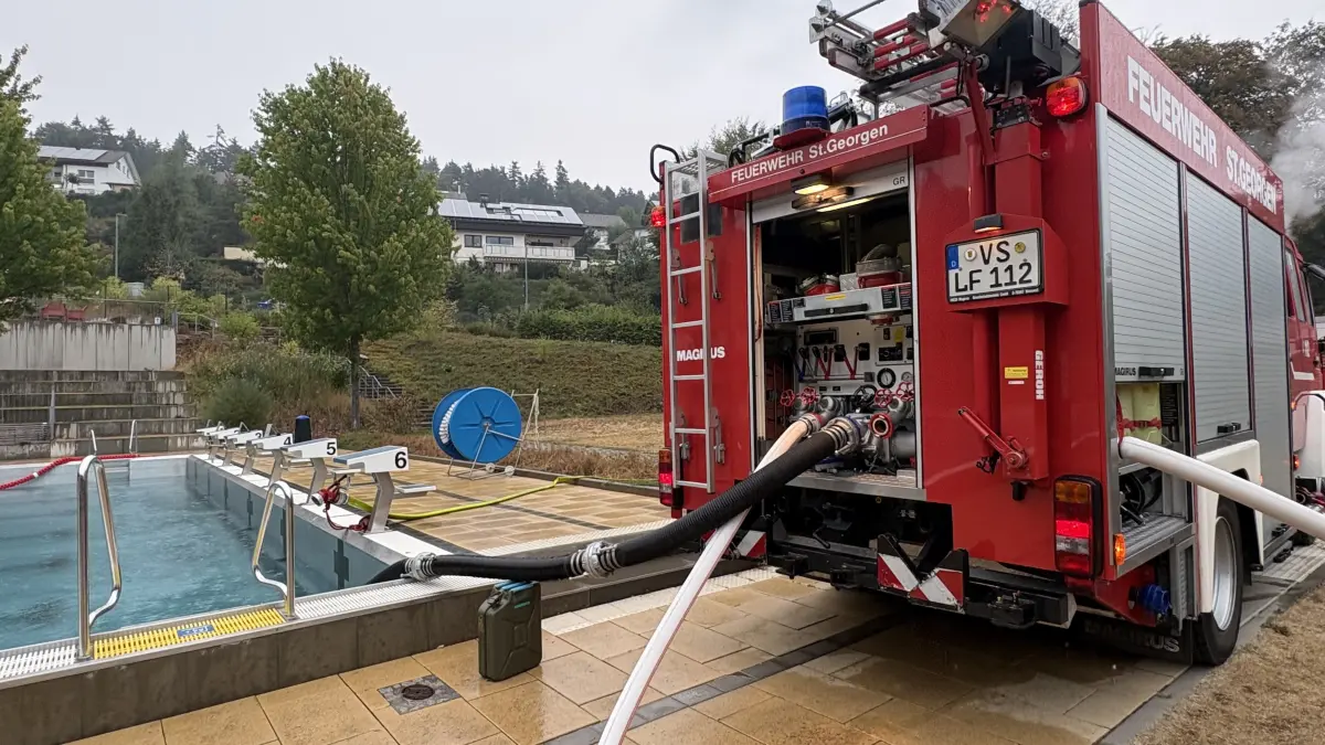 Am Freibad wurde Wasser in die Fahrzeuge gesaugt.