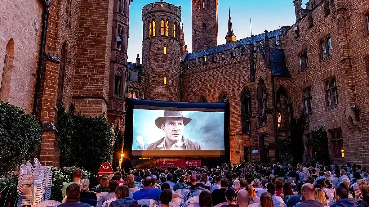 Die einzigartige Kulisse des Burghofs macht die Kino-Abende auf der Burg Hohenzollern zu einem ganz besonderen Erlebnis.