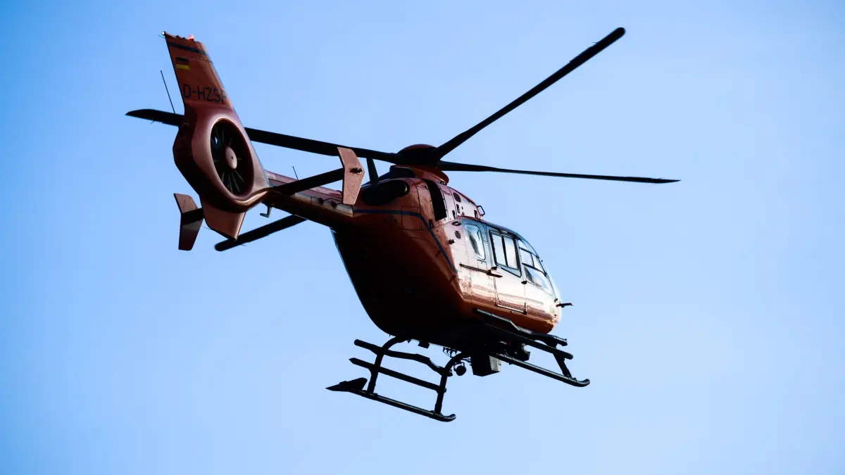 Rettungshubschrauber in der Luft: ARCHIV - 03.05.2022, Niedersachsen, Hannover: Ein Hubschrauber der Luftrettung. (zu dpa: «Auto prallt in Jena gegen einen Baum - B7 gesperrt») Foto: Julian Stratenschulte/dpa +++ dpa-Bildfunk +++