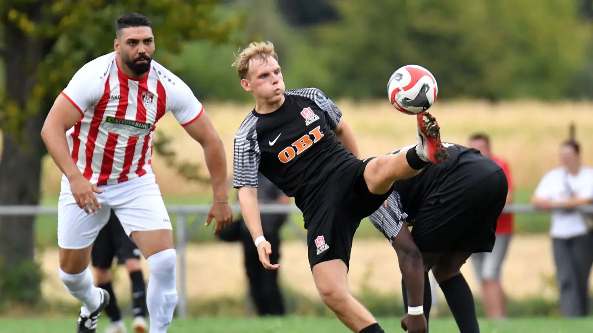 Keine Tore und keinen Sieger gab es zwischen dem FC Lahr-West und dem FC Langenwinkel (schwarze Trikots).