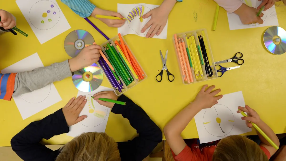 Kindergartenkinder: ARCHIV - 29.09.2014, Hamburg: Vorschulkinder basteln in einer Kindertagesstätte in Hamburg Farbkreisel um das Thema "Farben" zu erforschen. (zu dpa: «Barmer: Kinder im Kita-Alter mit Sprech- oder Sprachstörung») Foto: Daniel Reinhardt/dpa +++ dpa-Bildfunk +++