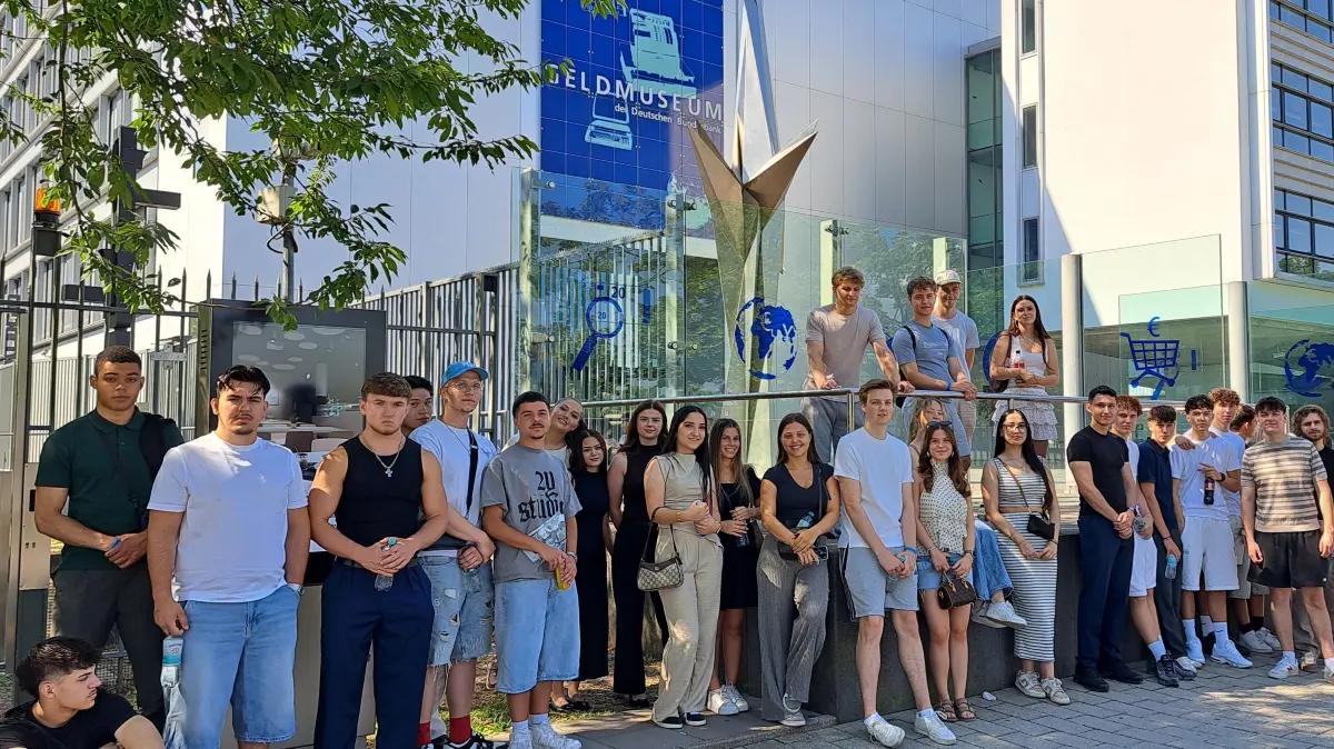 Die angehenden Bankkaufleute und Finanzassistenten vor dem Geldmuseum in Frankfurt.