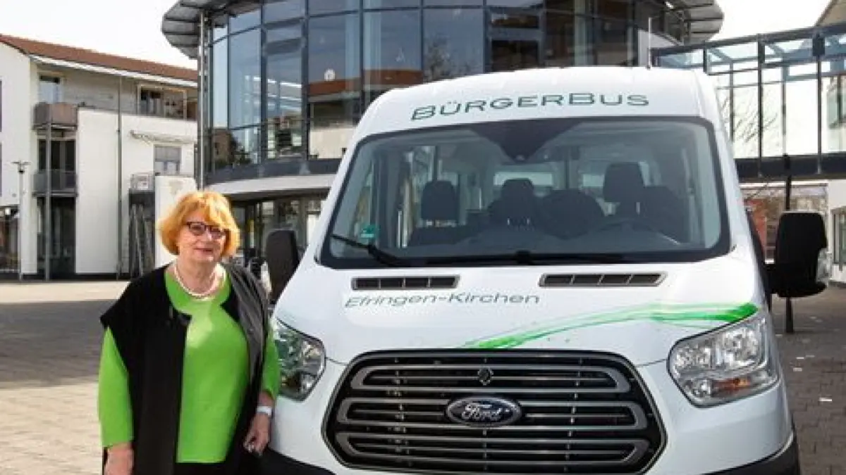 Christiane Breuer mit dem BürgerBus. Das ehrenamtliche Engagement in dem Team zieht weitere Mitstreiter nach sich.