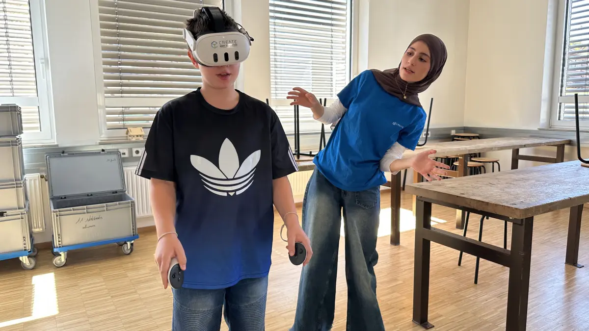Zu den Future Skills gehört auch der Umgang mit Virtual-Reality-Brillen. Die jungen Workshop-Teilnehmer konnten die Technik ausprobieren.