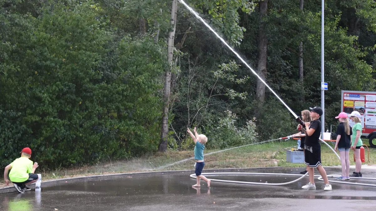 Beim Kinderferienprogramm der Feuerwehr in Fischbach durften sich die Kinder auch mal am Löschen probieren – ohne Feuer natürlich. Das Wasser war eine gern gesehene Abkühlung.