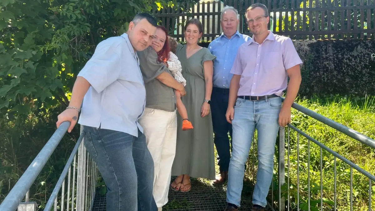 Ali Kassab (von links), Sabrina Ulanska und ihr gemeinsamer Sohn Marlon suchen ein neues Zuhause. Andrea Krüger, Andreas Reichstein und Sebastian Kirsch von der Erlacher Höhe unterstützen sie dabei.
